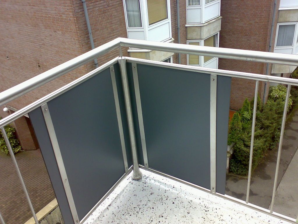 Geländer mit Blindenschrift