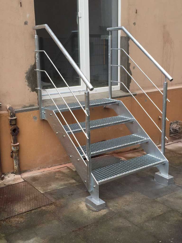 Treppe mit Geländer aus Edelstahl