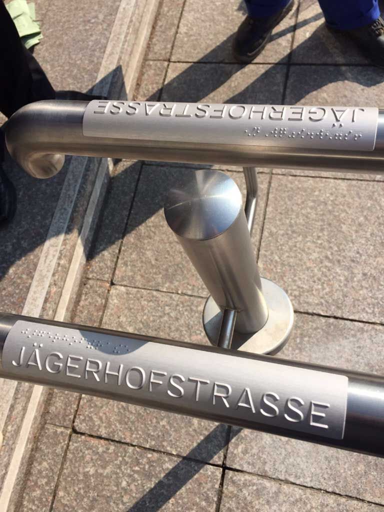 Metallgeländer mit Beschriftung