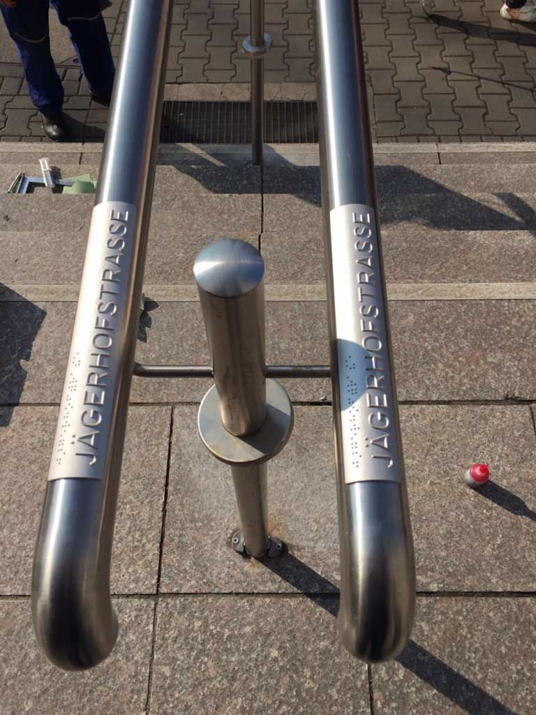 Metallgeländer mit Beschriftung