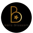 El logotipo de Nails Blossom es un círculo negro con una letra b dorada y una flor.