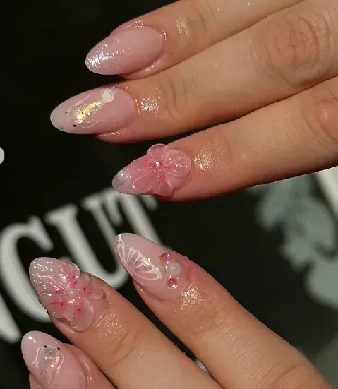 Un primer plano de las uñas de una mujer con la palabra cortar en el fondo.