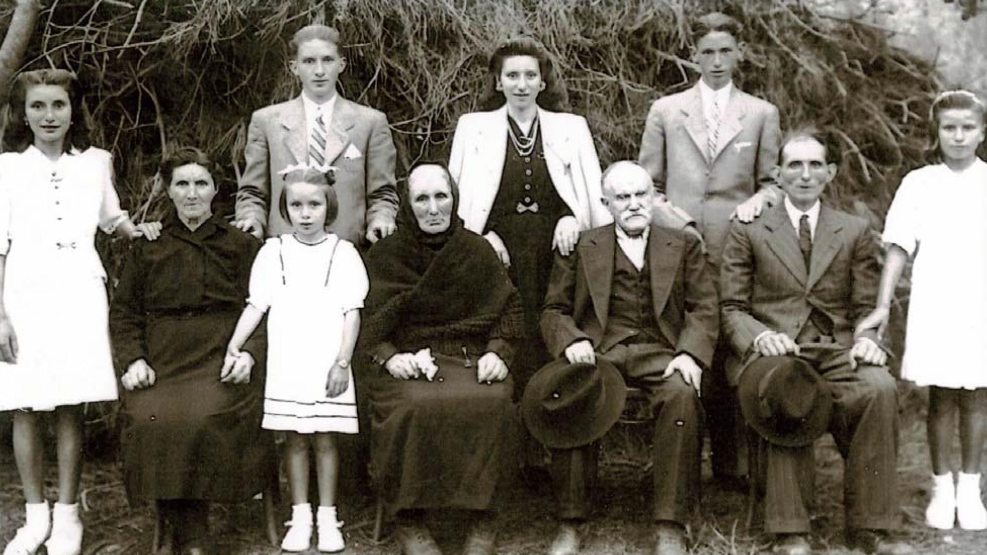 Una fotografía en blanco y negro de una familia posando para una foto.