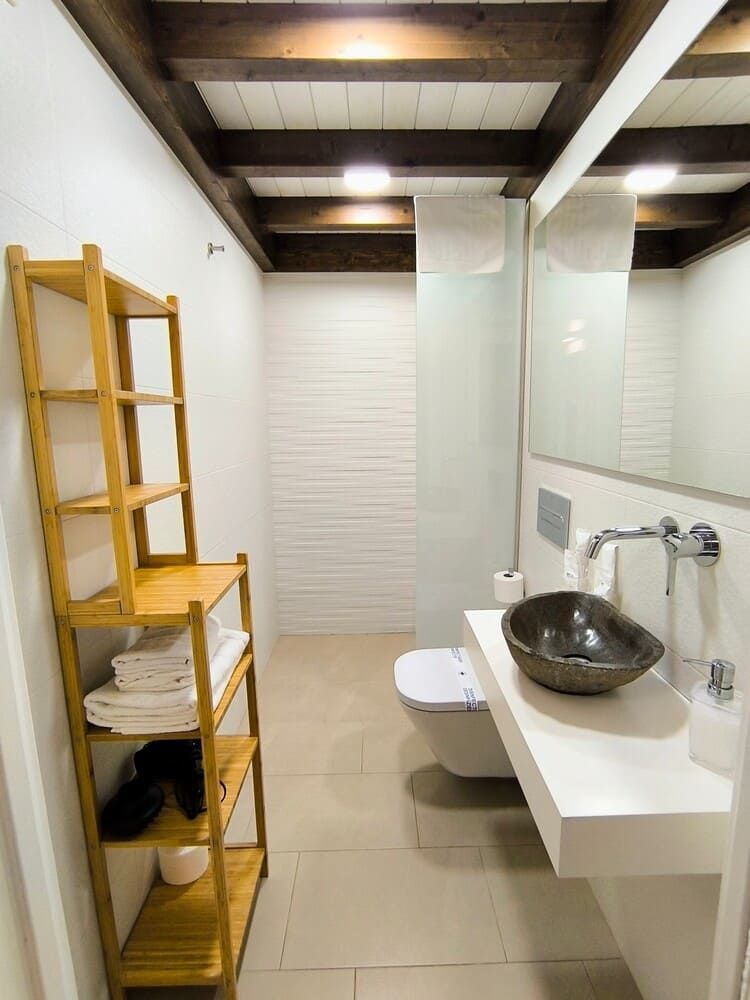 Un baño con lavabo, inodoro y espejo.