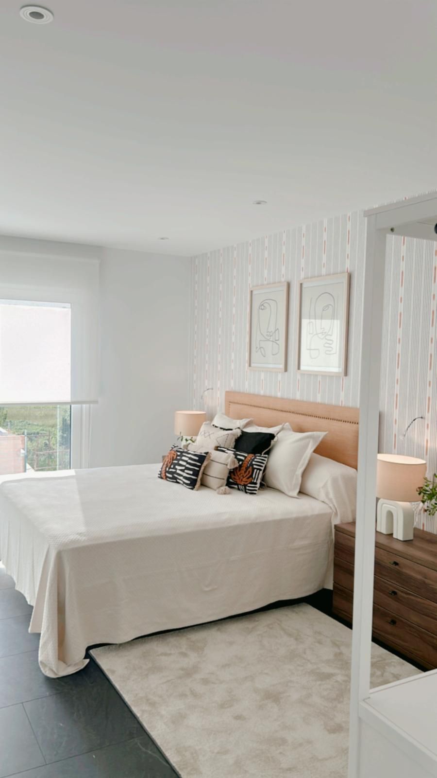 Un dormitorio con una cama grande y una ventana.