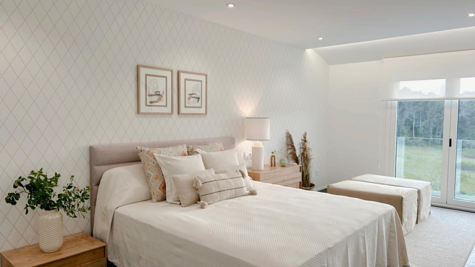 Un dormitorio con una cama grande y una bañera de hidromasaje.