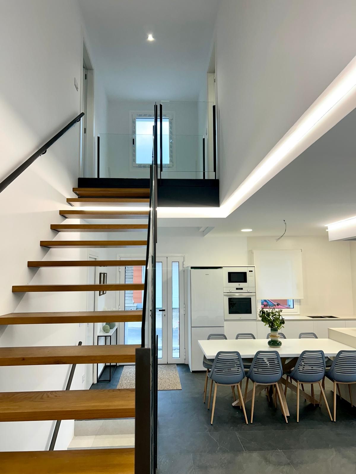 Una escalera de madera que conduce al segundo piso de una casa.