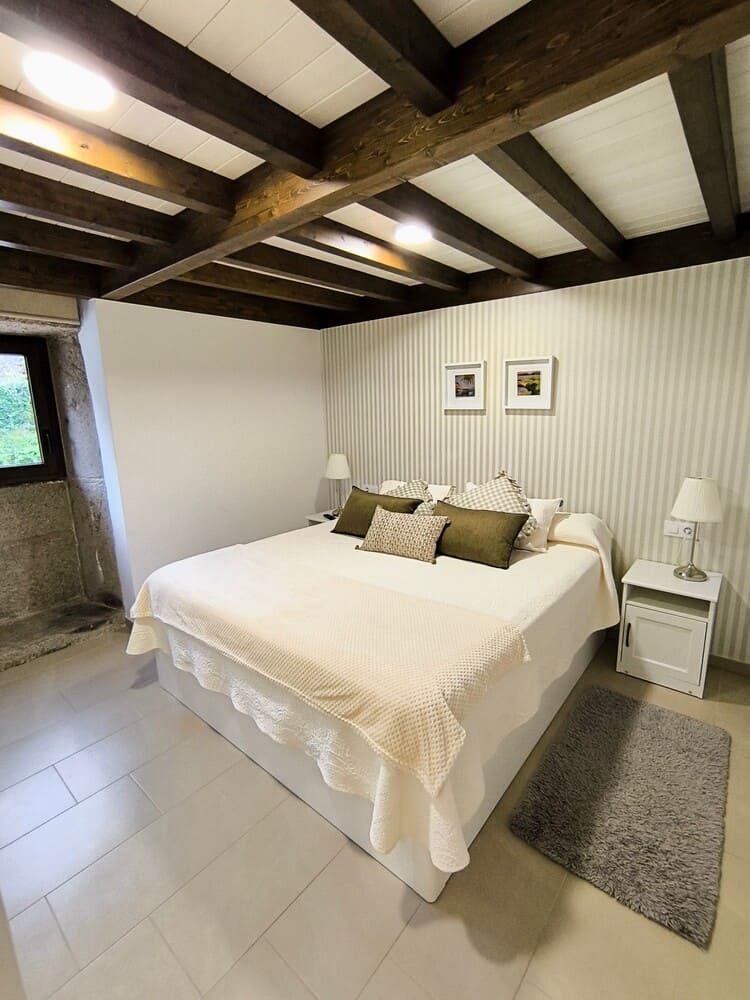 Un dormitorio con una cama grande y dos mesitas de noche.