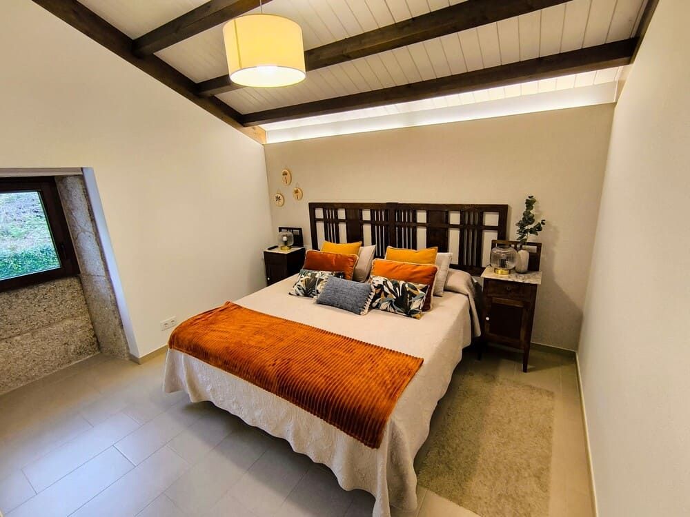 Un dormitorio con una cama grande y una bañera de hidromasaje.