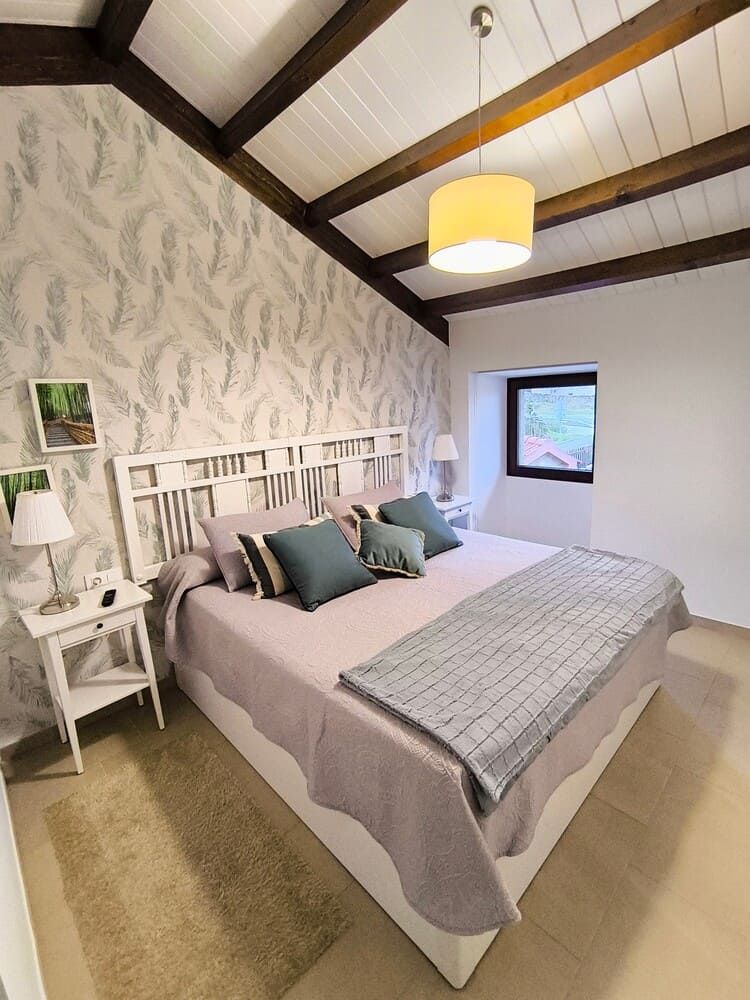 Un dormitorio con una cama grande y una ventana.