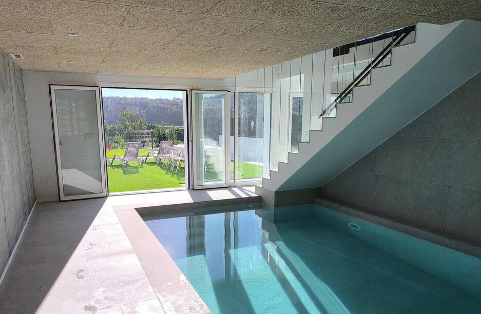 Una gran piscina cubierta con escaleras que conducen a ella.