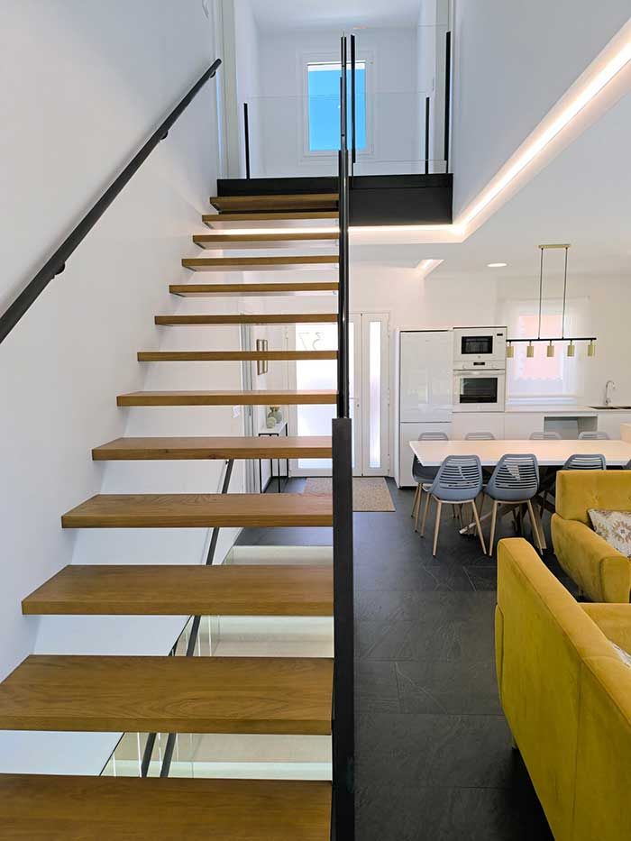 Una escalera de madera que conduce al segundo piso de una casa.