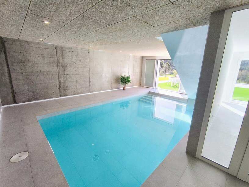 Hay una gran piscina cubierta en el medio de la habitación.