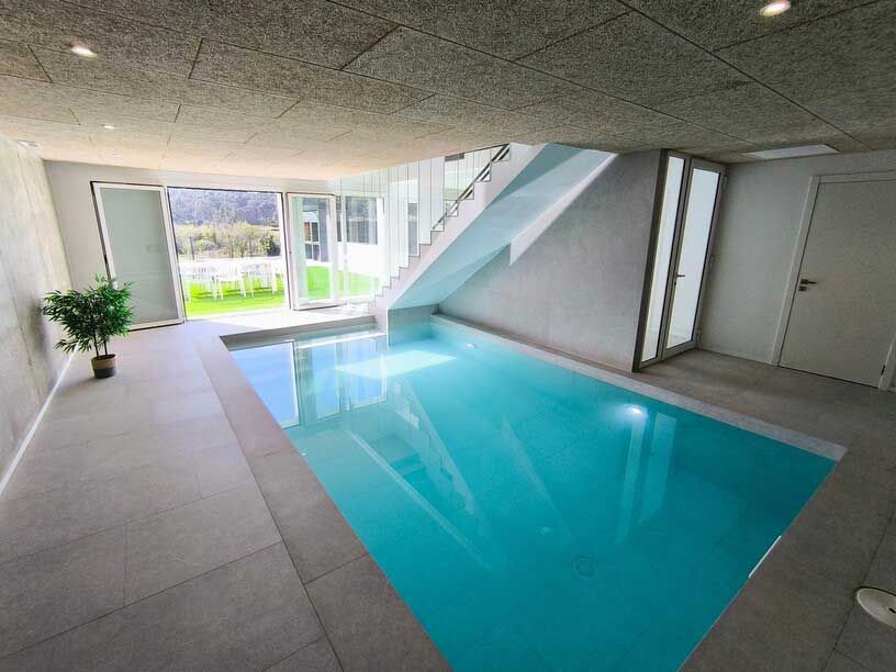 Una gran piscina cubierta con escaleras que conducen a ella.