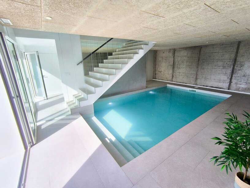 Una piscina con escaleras que conducen a ella.