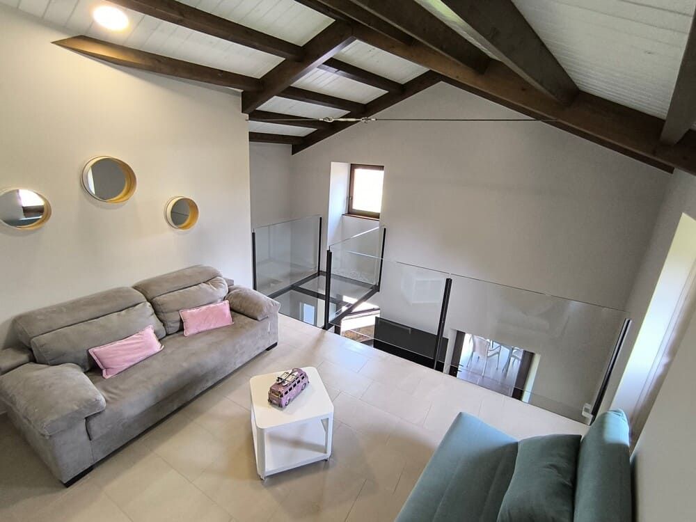 Una vista aérea de una sala de estar con un sofá y una mesa.