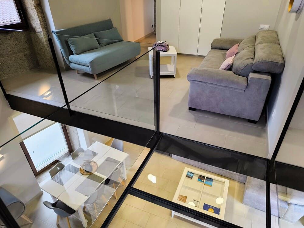 Una vista aérea de una sala de estar con un sofá y una mesa.