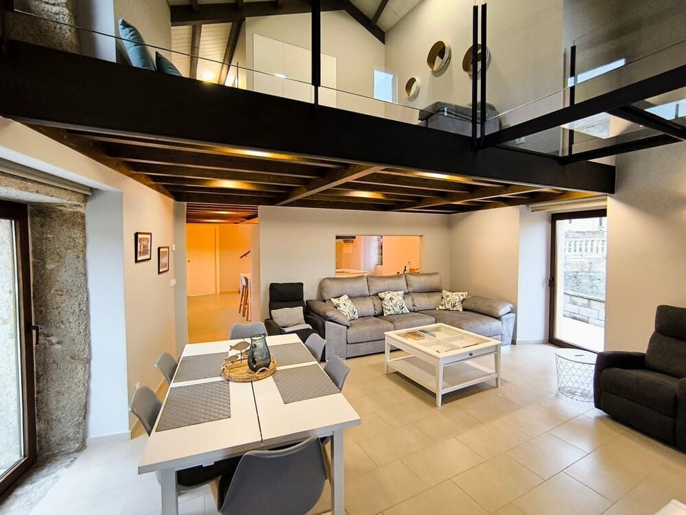 Una sala de estar con sofá, mesa y sillas.