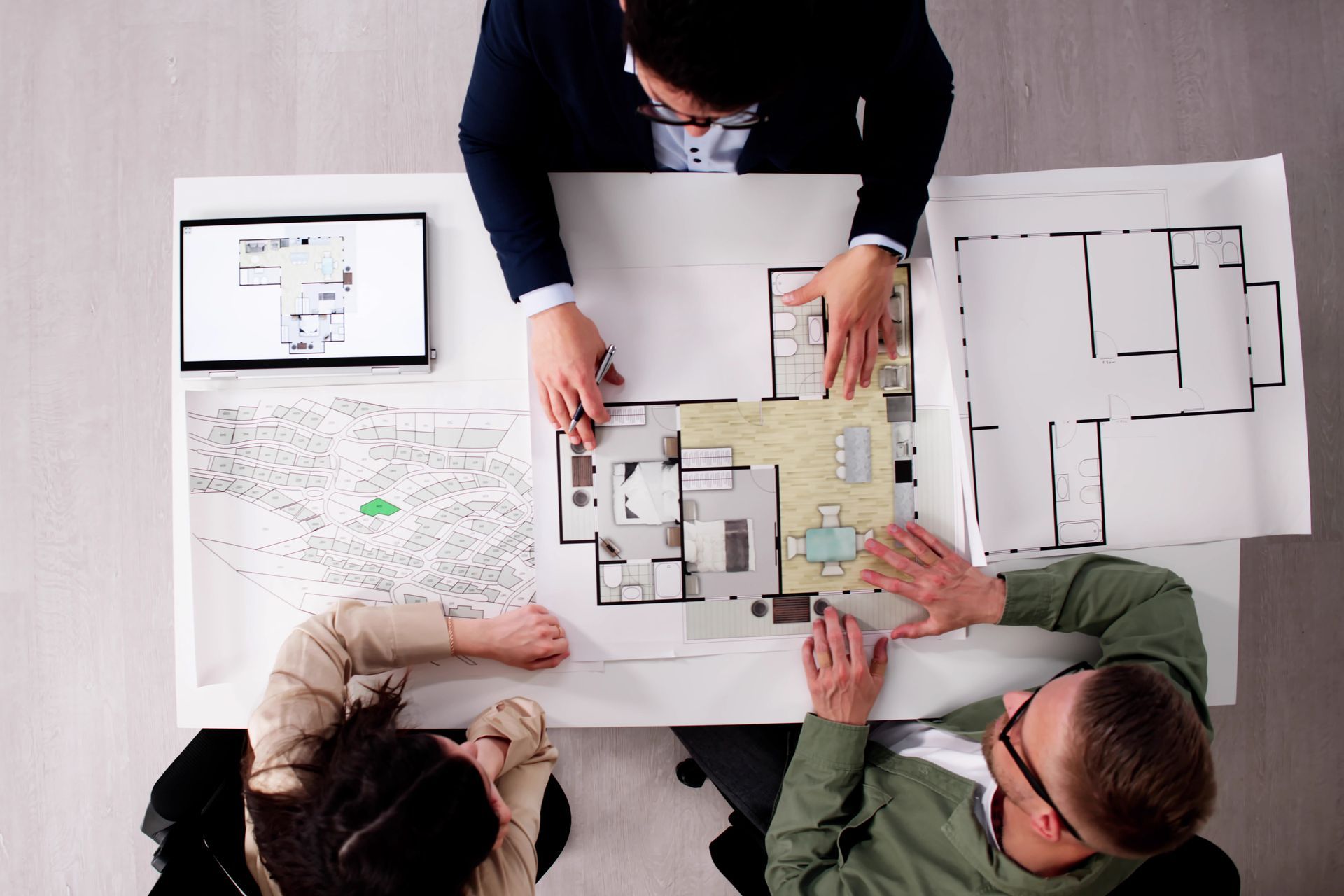 Plan de logement avec trois personnes autour