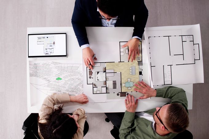 Plan de logement avec trois personnes autour