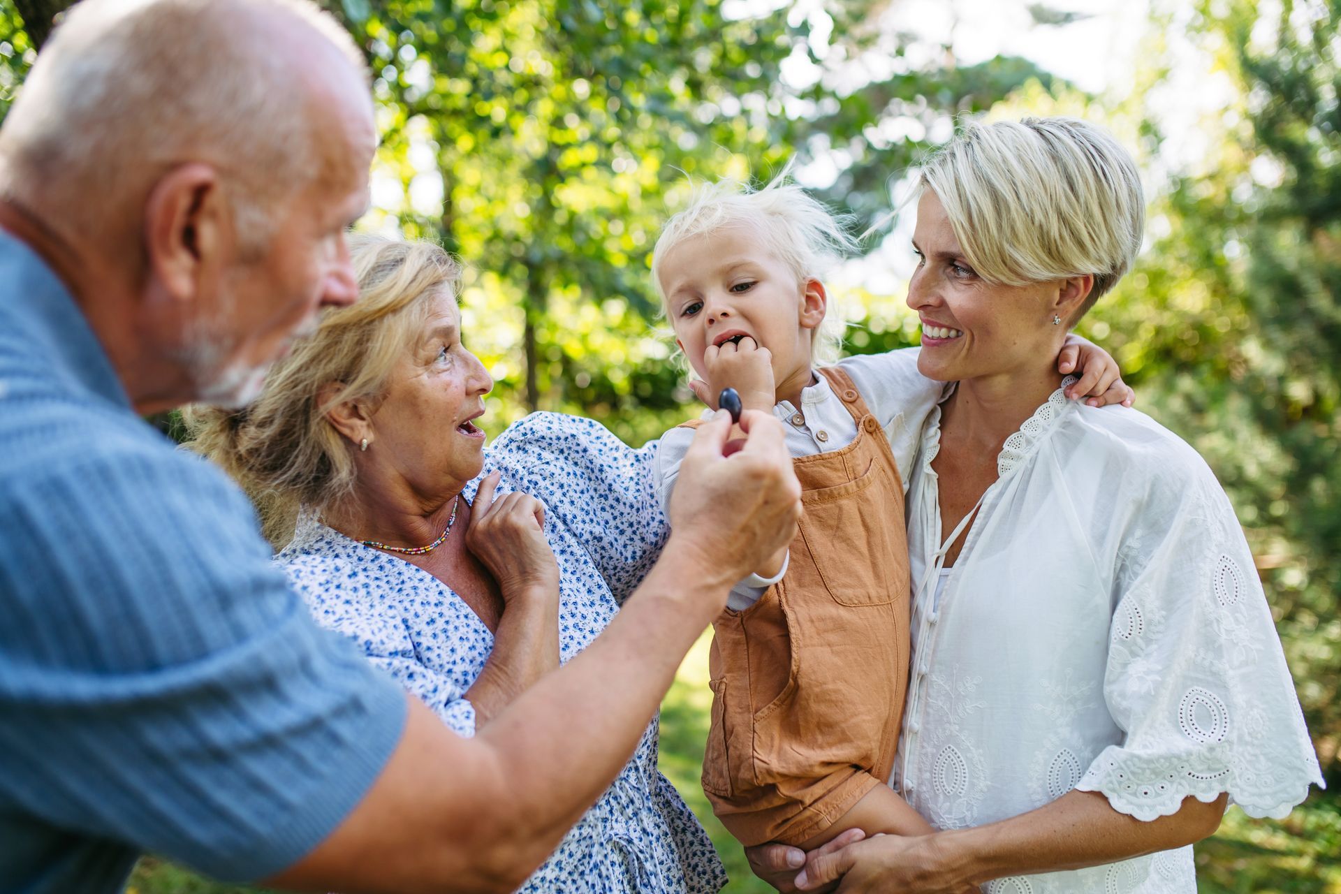 Famille avec un enfant, la mère et les grands-parents