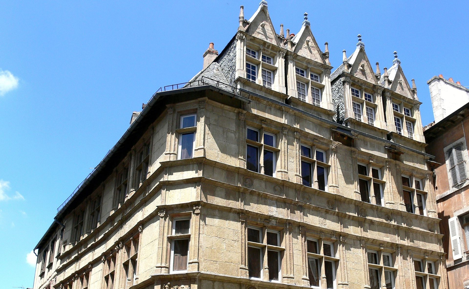 Un immeuble résidentiel traditionnel