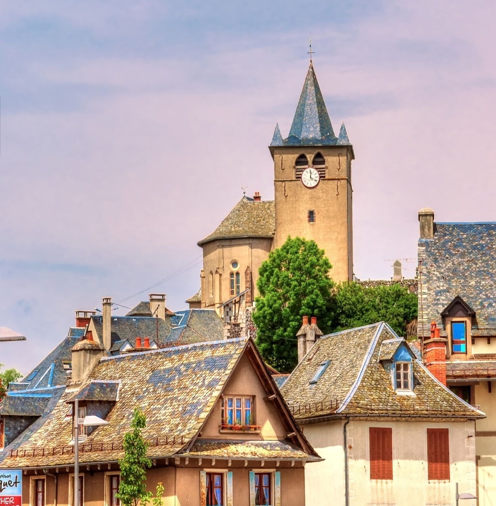 Un village avec une église