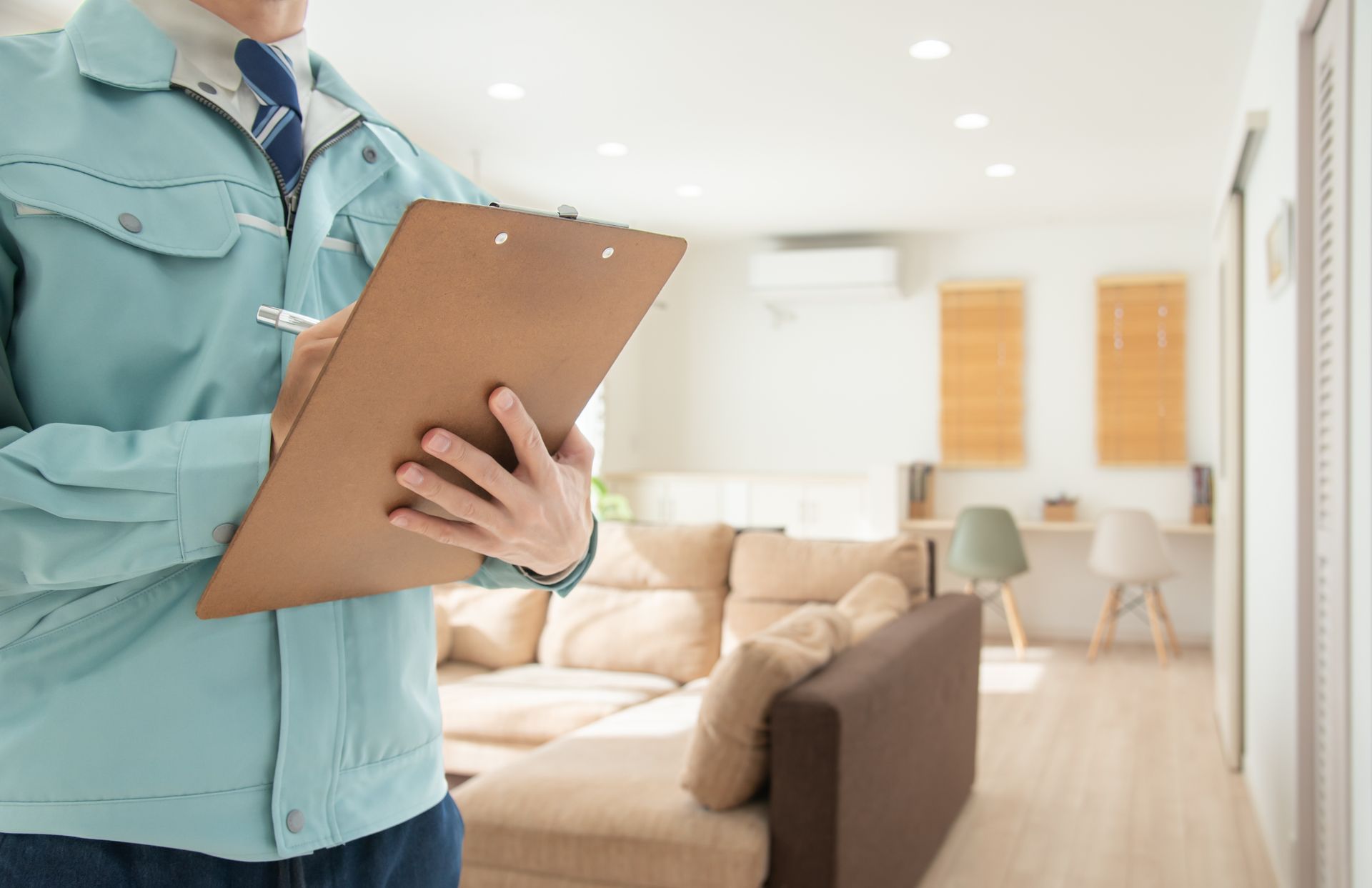 Personne en train de prendre des notes dans un salon