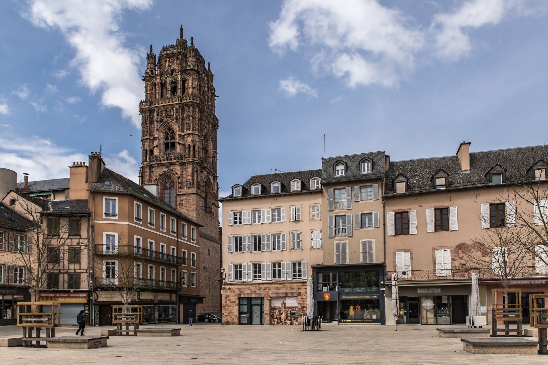 Une place publique avec des commerces