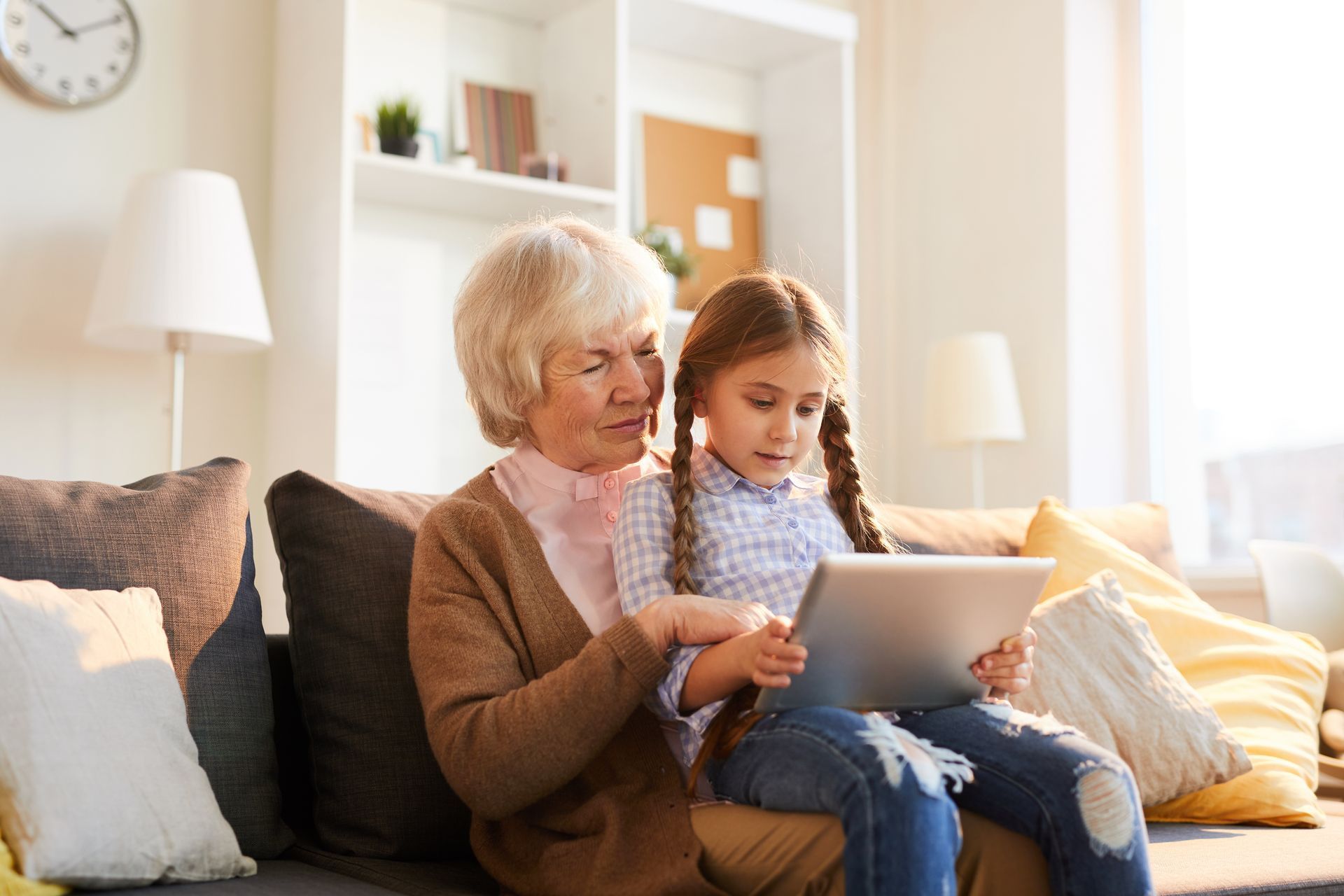 Une grand-mère avec sa petite-fille