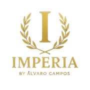 Logotipo dorado con una gran letra "I" enmarcada por espigas de trigo, con la inscripci&oacute;n "IMPERIA BY &Aacute;LVARO CAMPOS" 