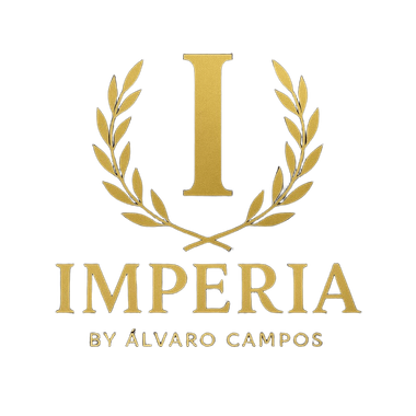 Logotipo dorado con una gran letra "I" enmarcada por espigas de trigo, con la inscripci&oacute;n "IMPERIA BY &Aacute;LVARO CAMPOS" 