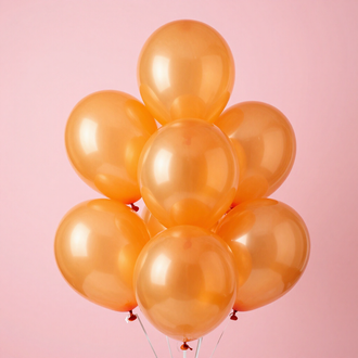 Grupo de globos naranjas brillantes sobre un fondo rosa claro