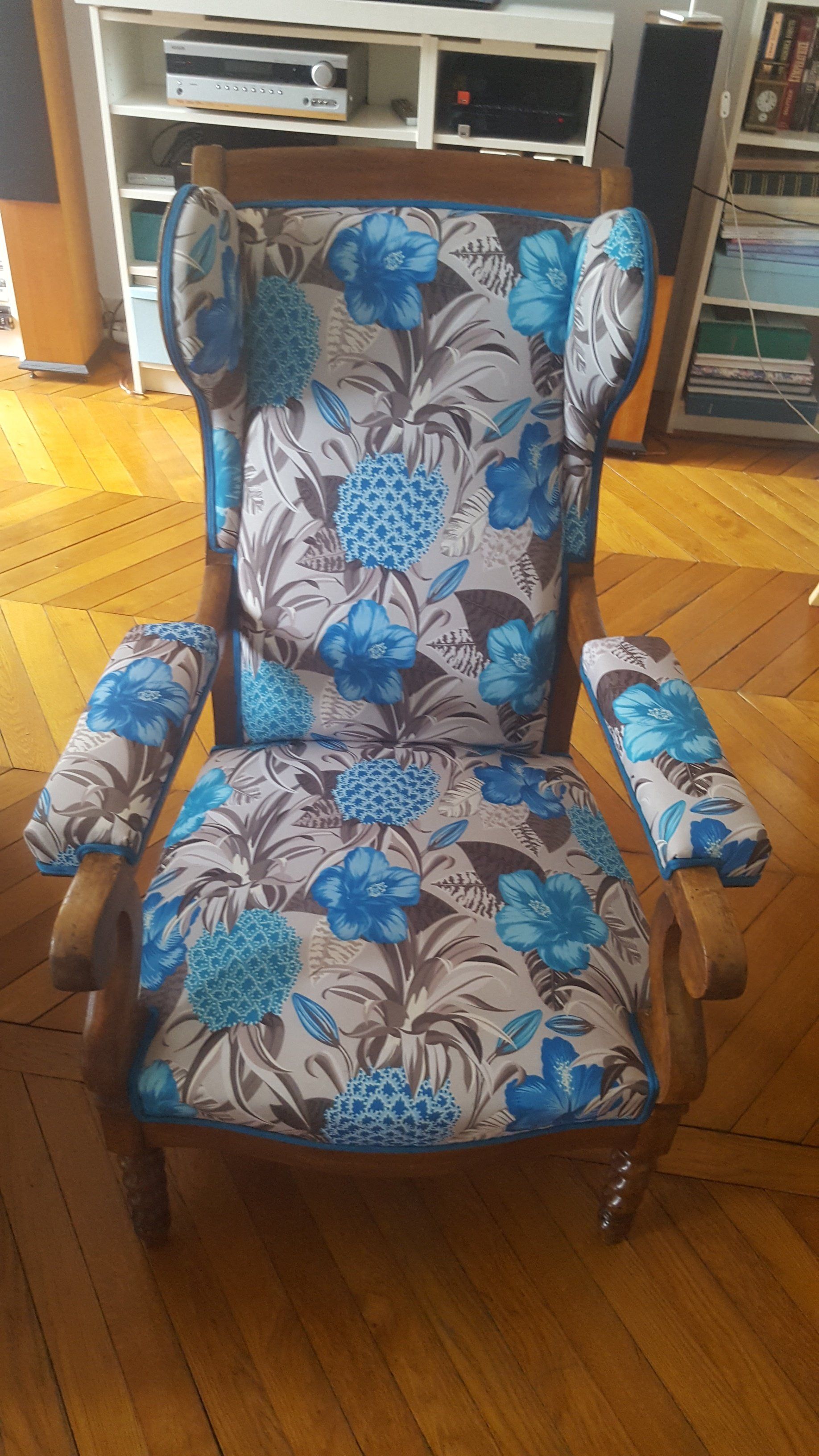 Chaise en tissu à fleurs bleues
