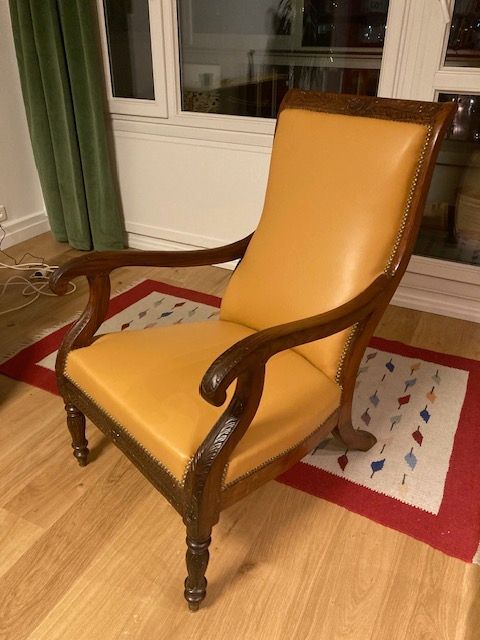 Chaise en cuir beige et bois sombre