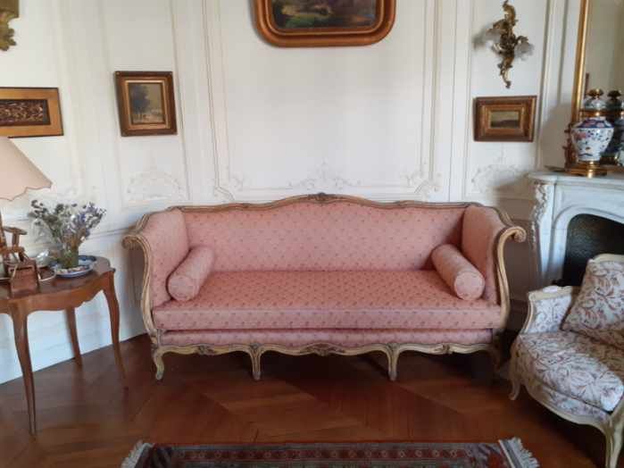 Canapé en tissu rouge et blanc