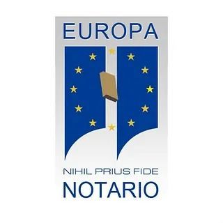 Logotipo de la notaría EUROPA con paneles de la bandera de la UE en azul y el texto “NIHIL PRIUS FIDE NOTARIO”.