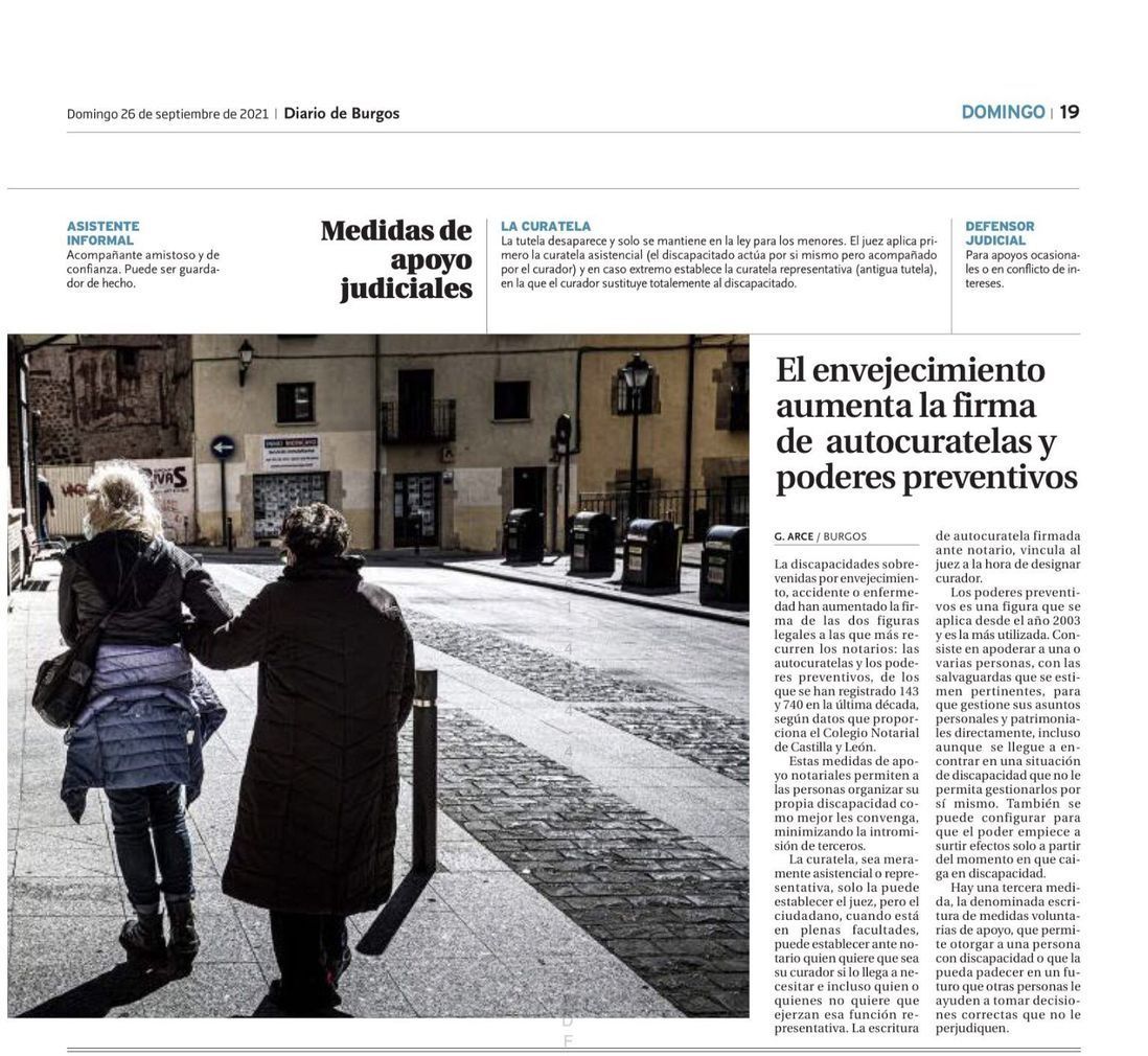 Página de periódico con una gran foto de la calle y titulares en español sobre el envejecimiento y las pensiones preventivas.