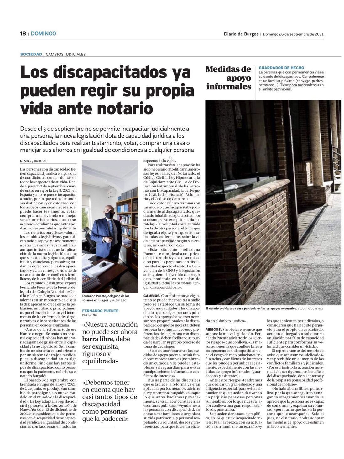 Artículo de periódico en español sobre perros domésticos, con una foto de una persona alimentando a un perro dentro de una casa.