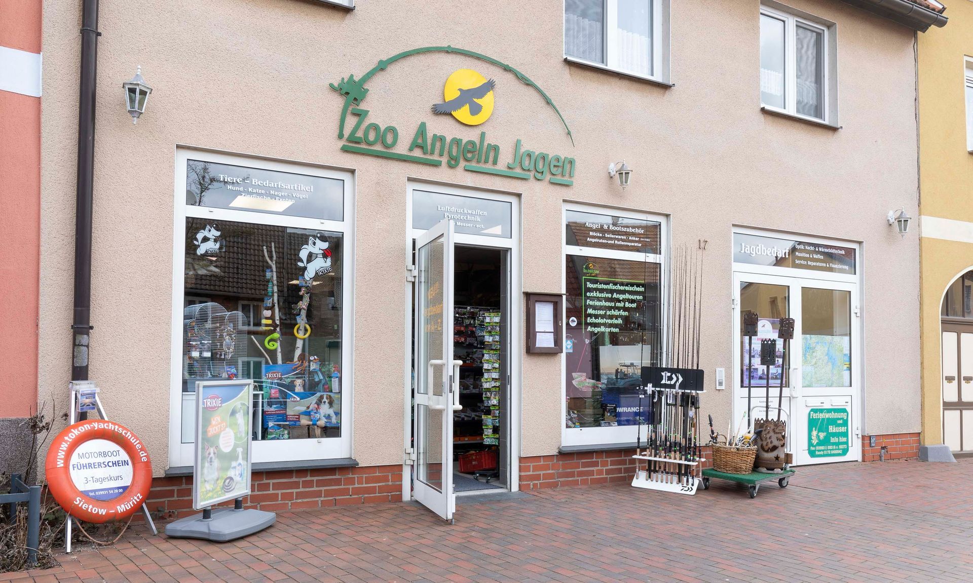 Eine Ladenfront mit einem Schild mit der Aufschrift „Zoo Angela“