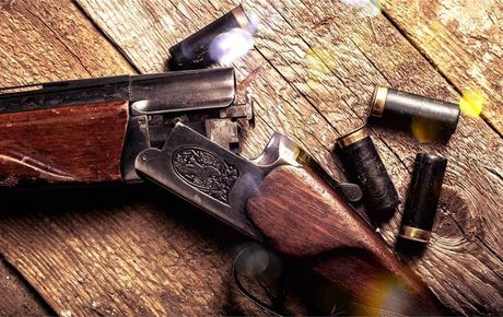 Ein Gewehr und Patronenhülsen daneben