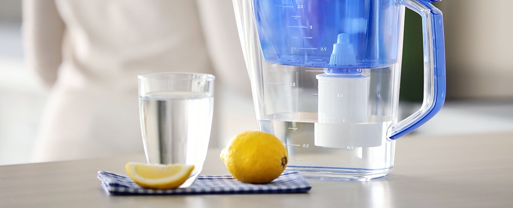 Eau filtrée dans un pichet accompagnée d'un verre d'eau