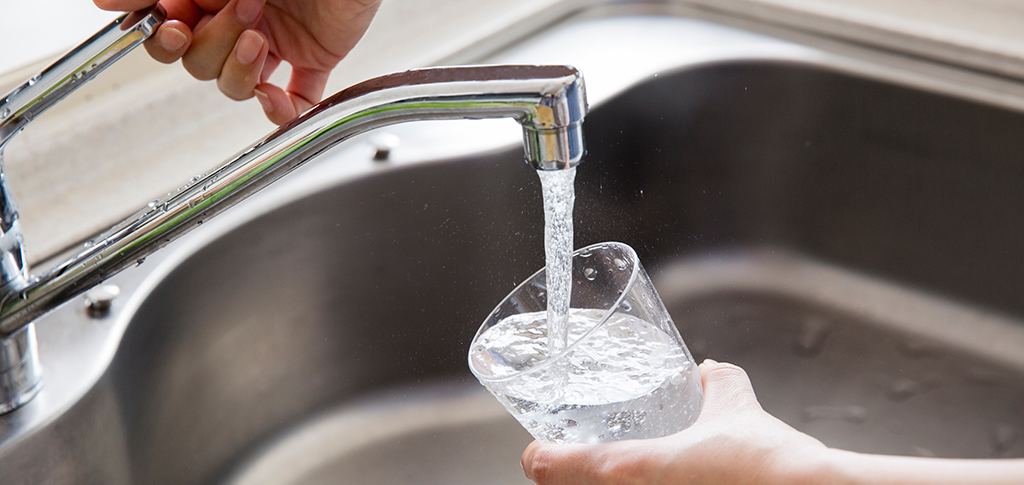 Se servir un verre d'eau claire au robinet