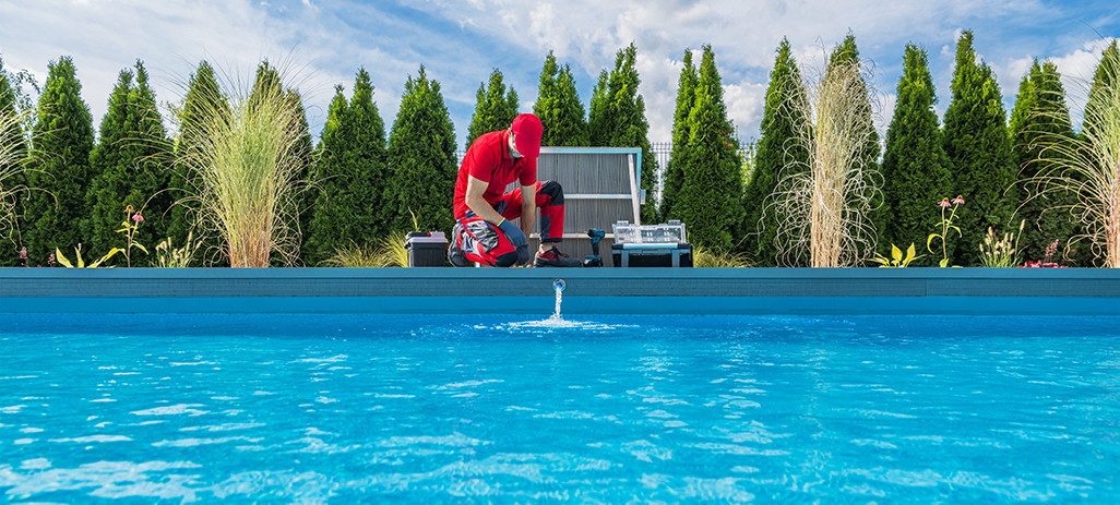 Intervention professionnel pour un nettoyage de piscine