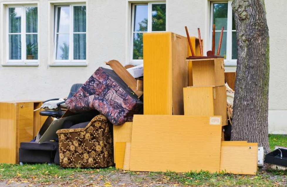 Encombrant empilé près d'un arbre