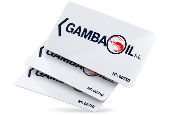 Pila de tarjetas blancas de GAMBAOIL SL con logotipo y gráfico de globo terráqueo rojo sobre fondo blanco.