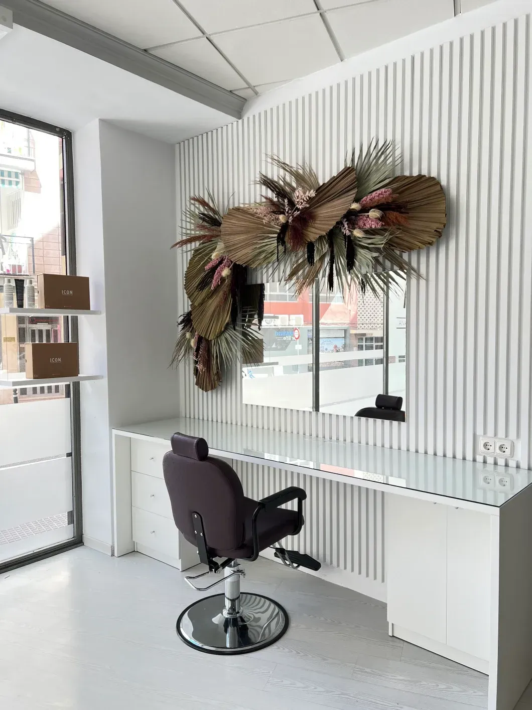 Una peluquería con una silla y un espejo.