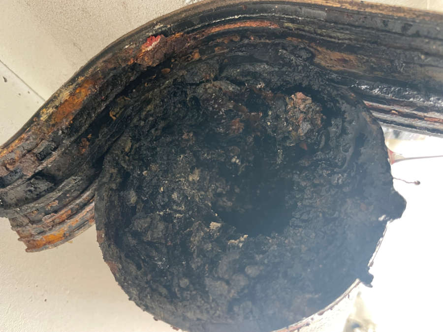 Rohrbruch mit Verunreinigung