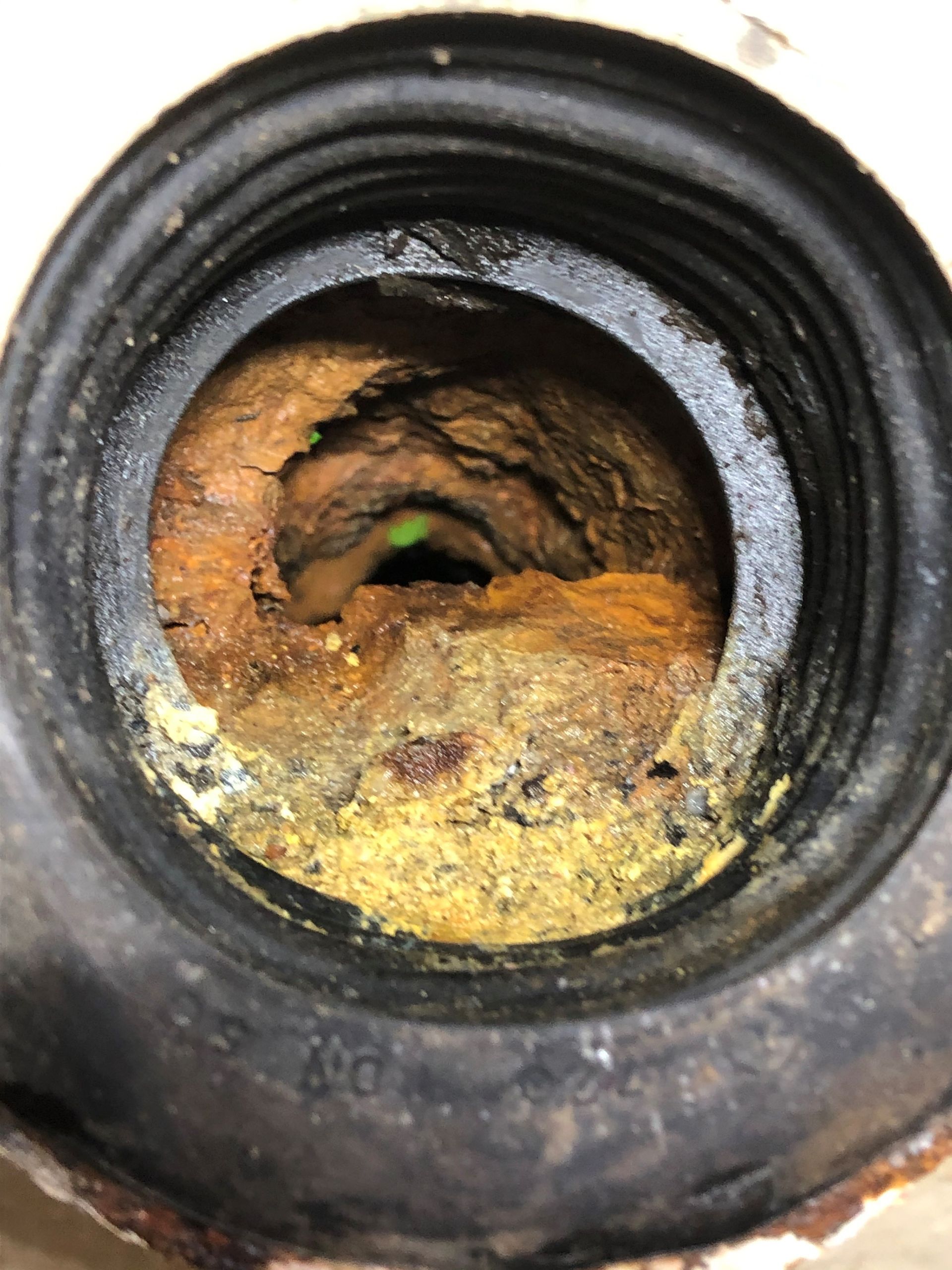 Kanalreinigung Mithilfe einer großen Pumpe in Essen