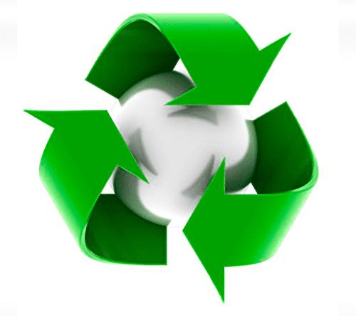 Un símbolo de reciclaje verde con tres flechas alrededor de una bola blanca